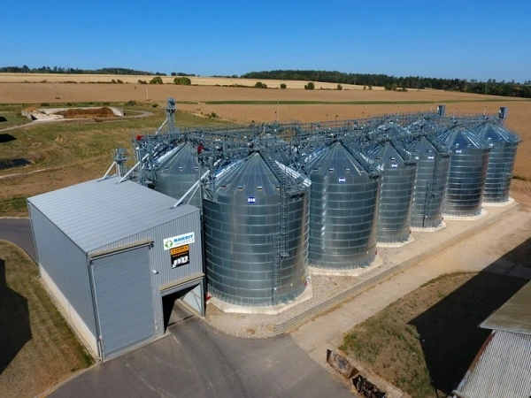 Vzdušný pohled na obilné silo zařízení s kovovými nádržemi.