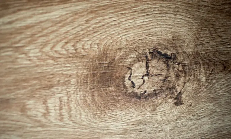 Detail dřevotřísky s uzlem pro ilustraci povrchu obkladů.