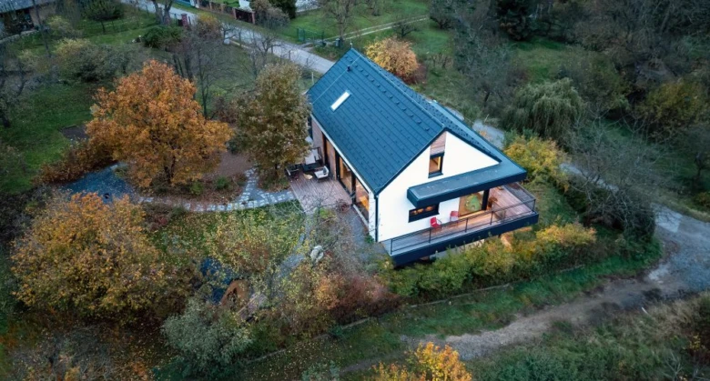 Moderní dům ve svahu s terasou v přírodním prostředí