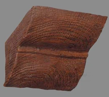 Detail dekorativního dřevěného trámu s imitací kresby na strop.