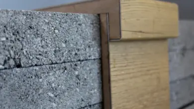 Detail dřevotřískové podlahy na betonu s profilovaným okrajem.