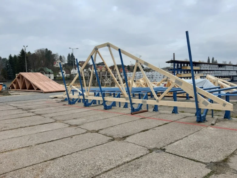 Dřevěné krokve na stavbě střechy připravené k montáži