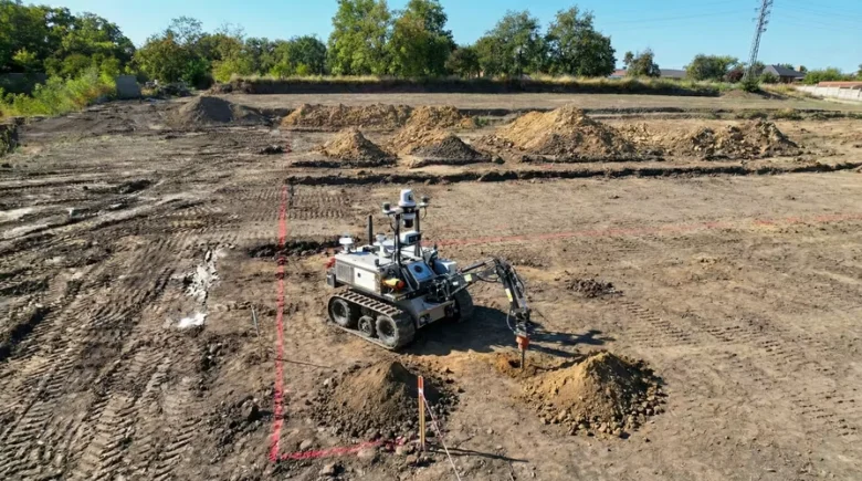Robot pracuje na stavbě základové desky v připravené výkopové ploše.