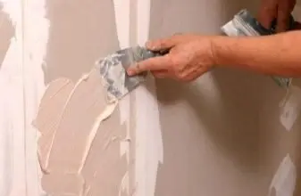 Návod na lepení sádrokartonu: aplikace pásky a spárovací hmoty.