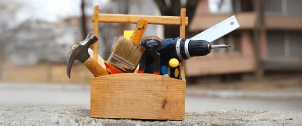 Dřevěný nářadí s nástroji pro práci s dřevovláknitými materiály.