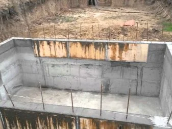 Částečně postavený suterén s betonovými zdmi a výztuží.