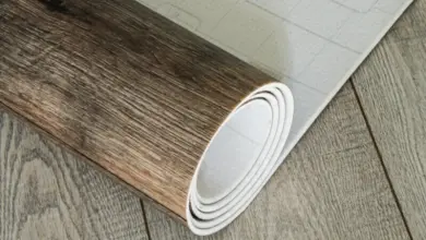 Svinutý liroleum s dřevotiskem na podlaze