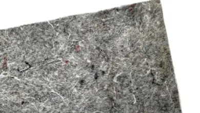 Detailní záběr na šedou geotextilii s viditelnými vlákny.