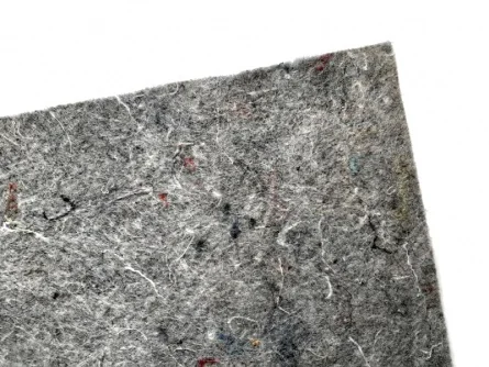 Detailní záběr na šedou geotextilii s viditelnými vlákny.