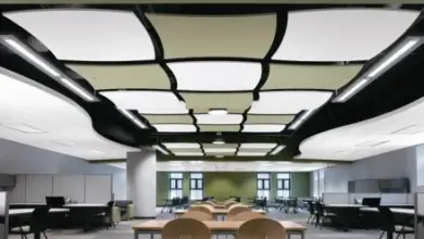 Moderní stropní podhled s geometrickým vzorem v kancelářském prostoru.