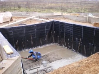 Stavebník nalévá beton do podkladu suterénu.