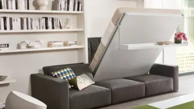 Převodná pohovka s matrací ukazuje úsporné řešení pro oddělení spánku od obývacího pokoje.